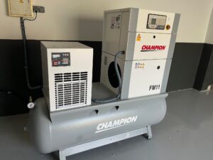Compresor de tornillo para suministro de aire comprimido en taller de vehículos