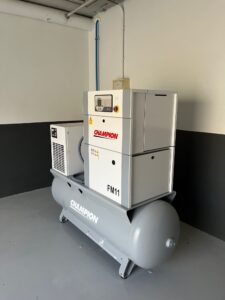 Compresor de tornillo y secador frigorífico para instalación de aire comprimido en taller TESLA de Valencia