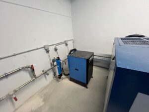 Secador frigorífico y filtros coalescentes de aire comprimido en Sala de compresores